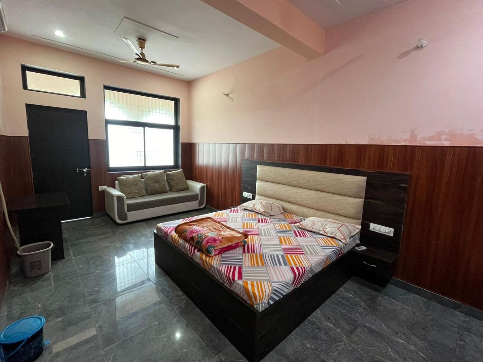Shri Ji Baba Ki Haveli Hotell Govardhan Exteriör bild